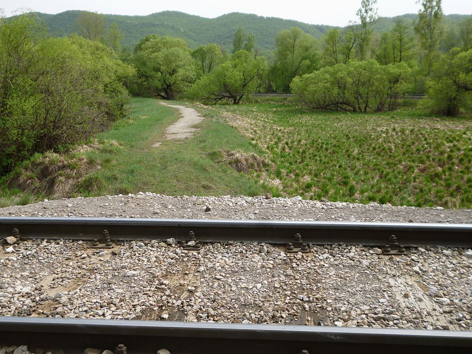 p�v. trasa se st��� k trati (ta je v pozad�)