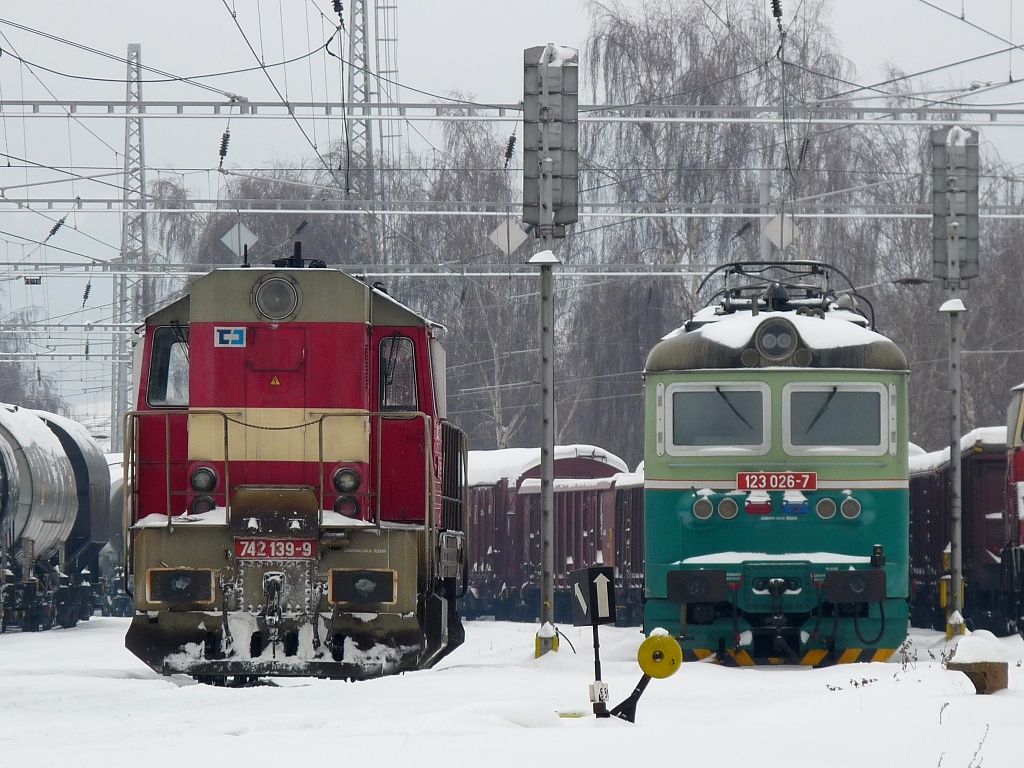 742 139-9,123 026-7,Vala�sk� Mezi����,9.12.2010,foto:Dobi� Ji��