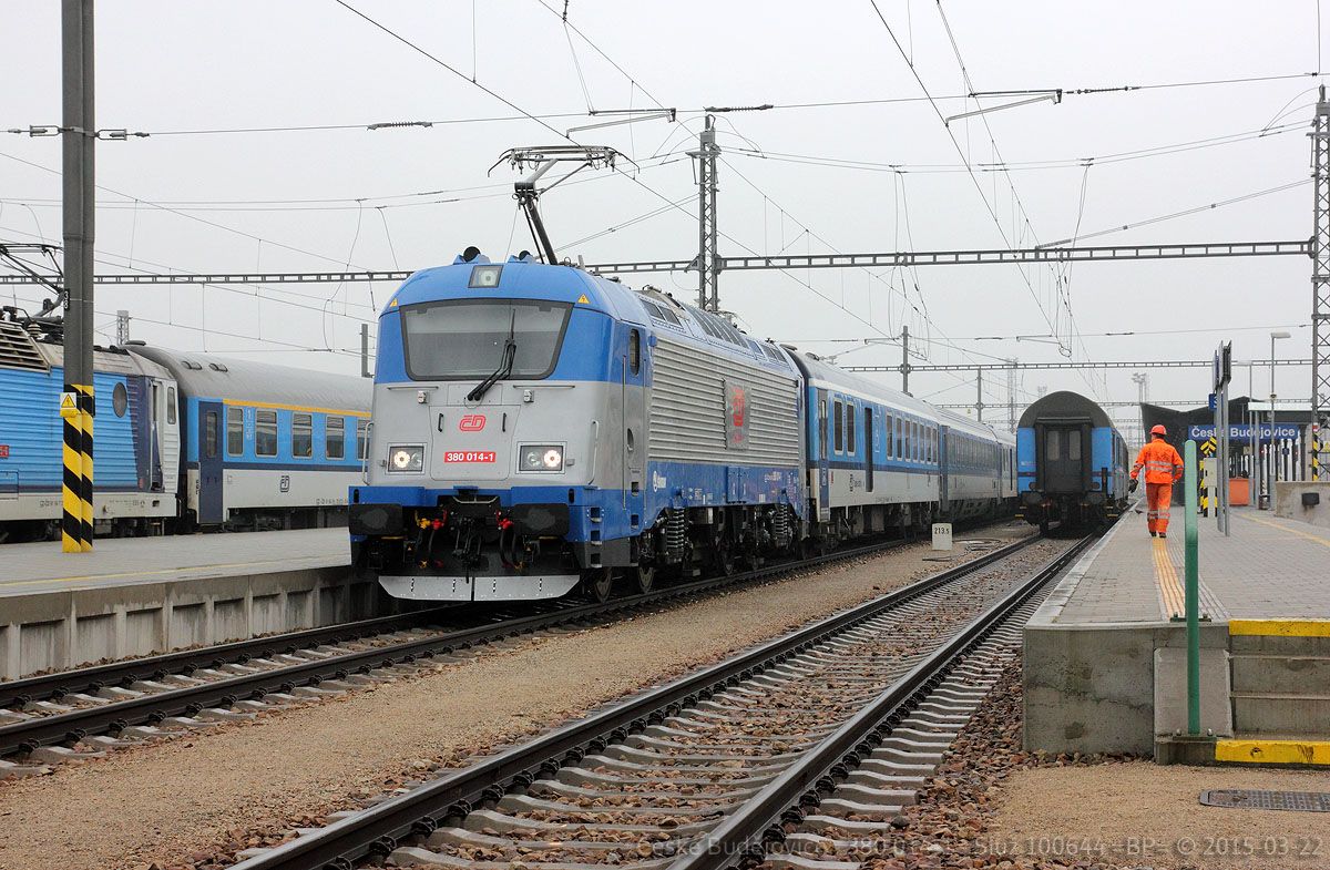 380 014-1 s mcm vlakem 100644 v eskch Budjovicch - vedle stoj 362 055-6 s R 644