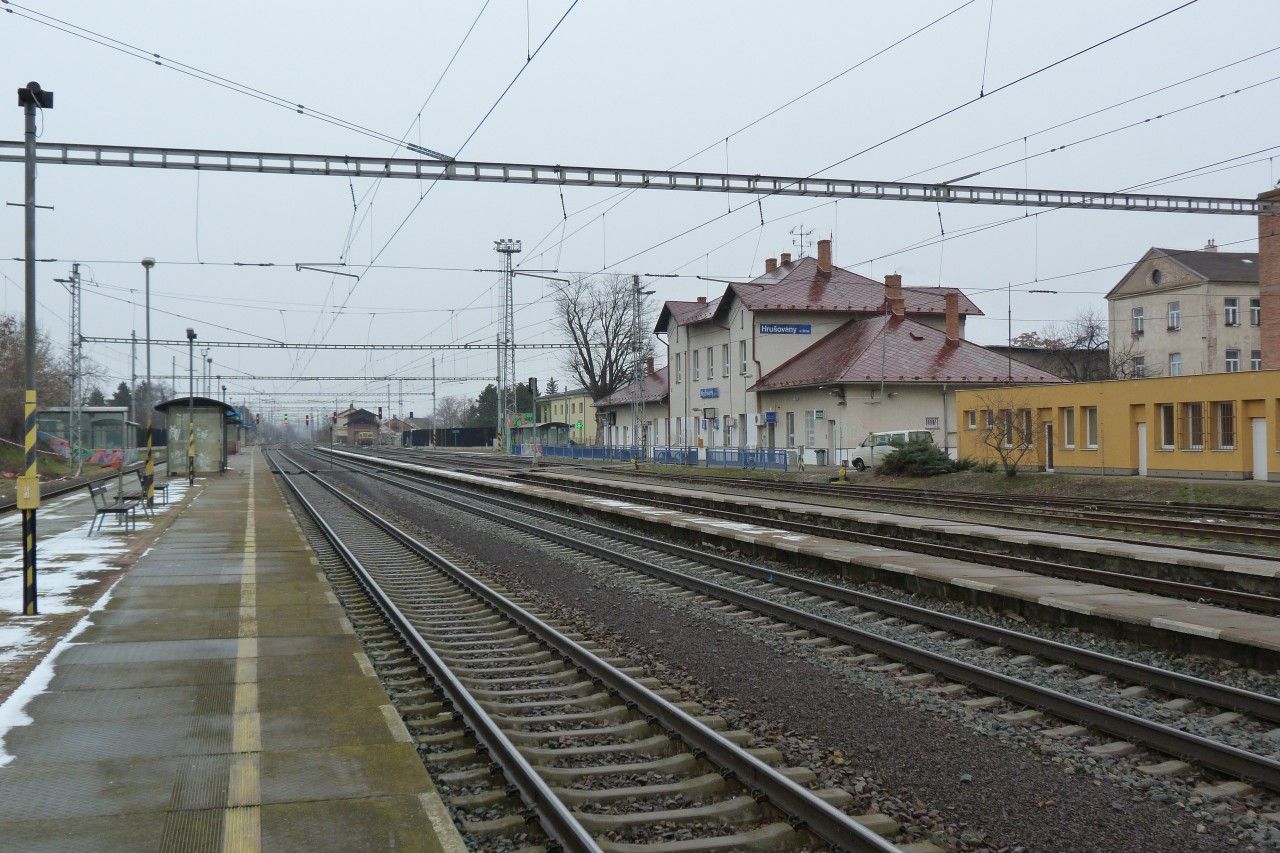 Hru�ovany p�ed p�estavbou, jedna z bo�n�ch kolej� uvoln� m�sto druh�mu ostrovn�mu n�stupi�ti