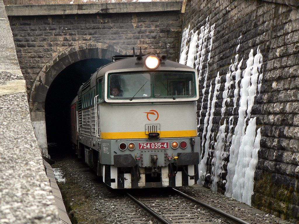 754 035 s R 932 "Domica" letiac plnou parou  z Jablonovsk�ho tunela, 2.3.09, autor: Du�an Dendis