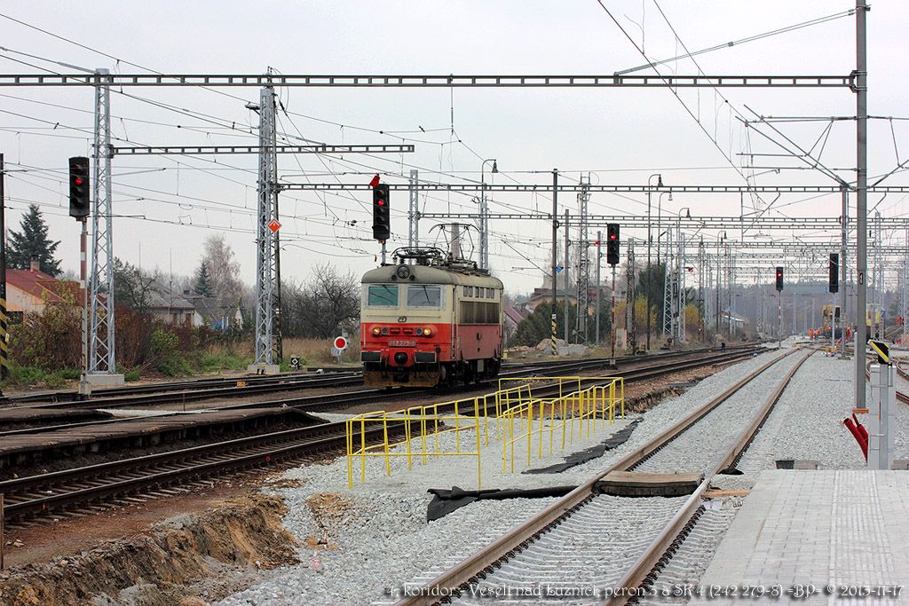 p��chod ke 3. n�stupi�ti u� dost�v� svou provizorn� podobu (242 279-8 obj�d� na rychl�k)