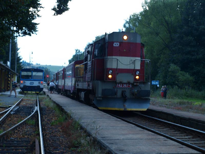 R 1135, v pozad� Os 3502