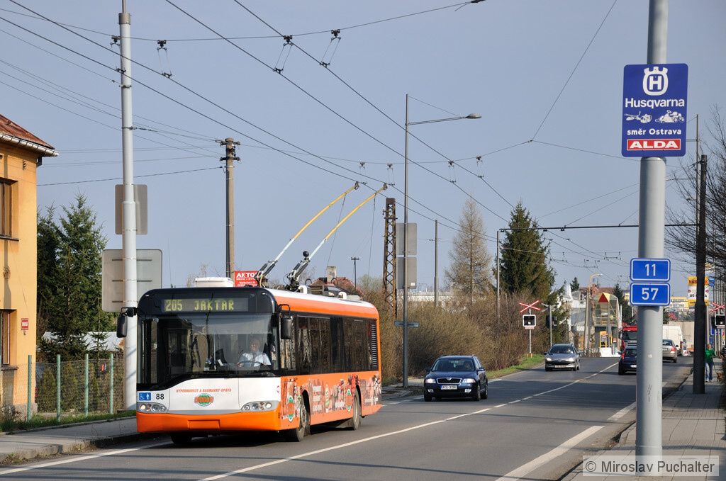 Ev. �. 88 (Solaris Trollino 12 AC) v ulici Krnovsk�.