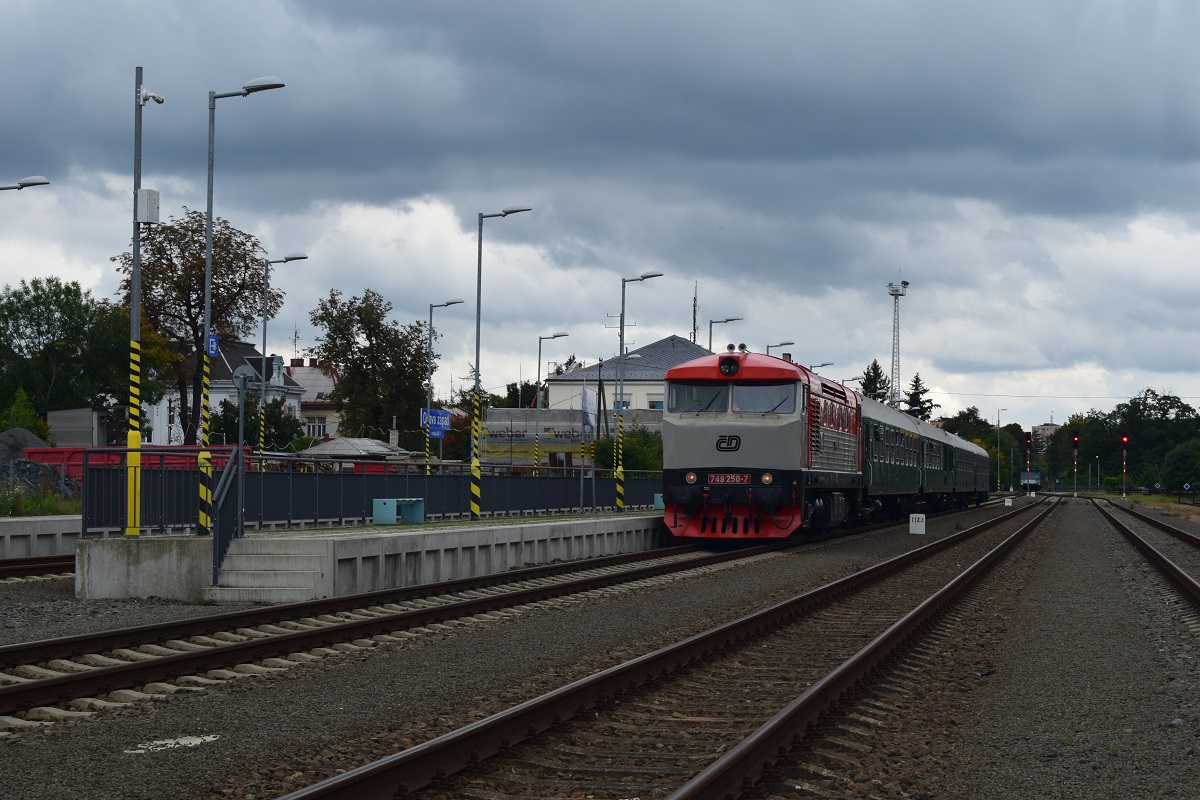 749 250-7 v ele zvl.vlaku Sp 11836 odjd ze stanice Opava zpad 1.10.2022.