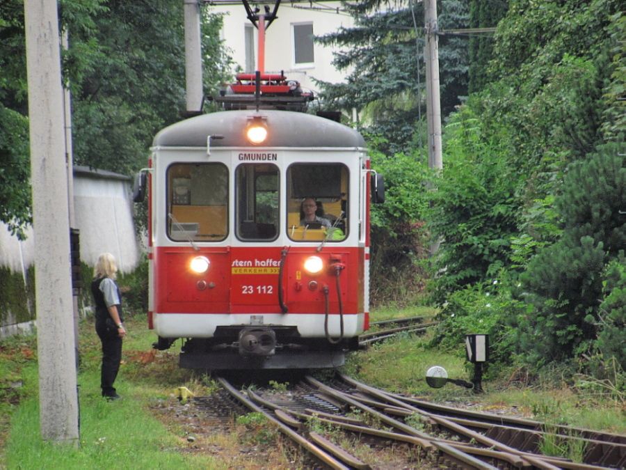 Gmunden Seebahnhof, posun hnacho vozidla, kter pivezlo rann koln vlak z Vorchdorfu