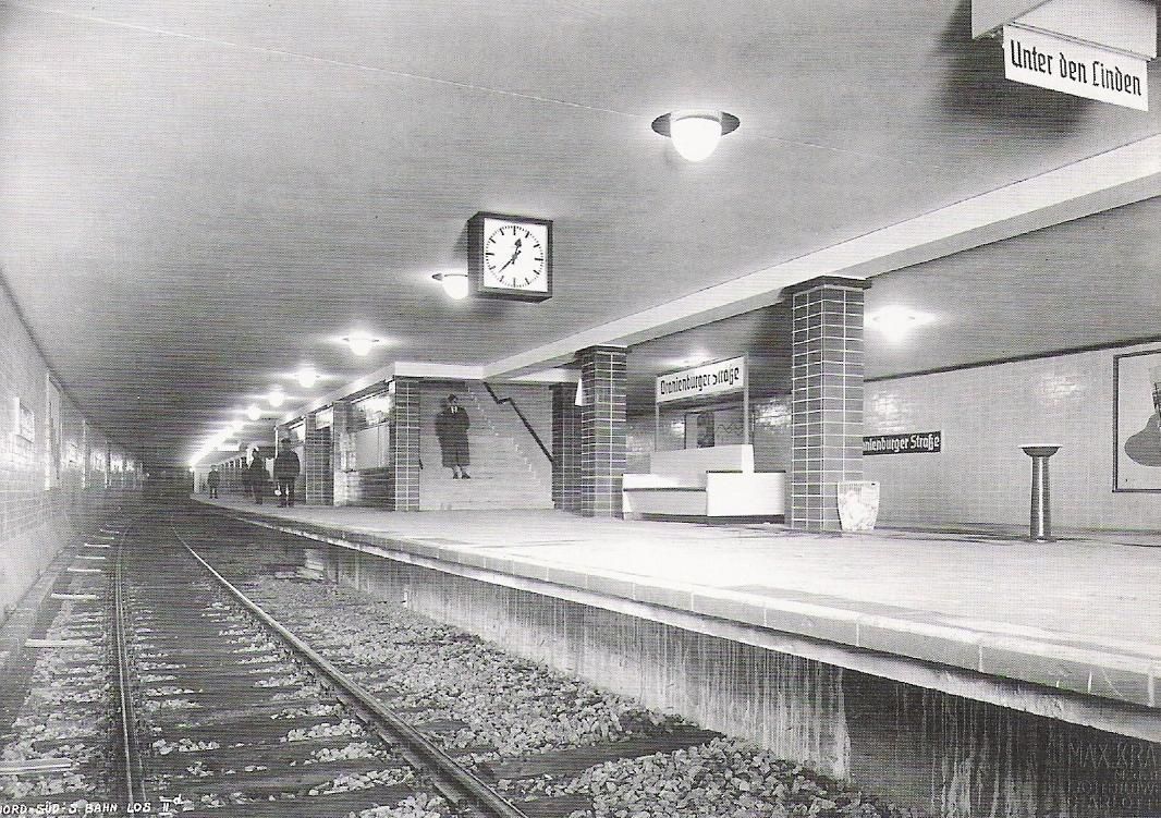 Stanice Oranienburger Strae v roce 1936. Vimnte si ptka na nstupiti