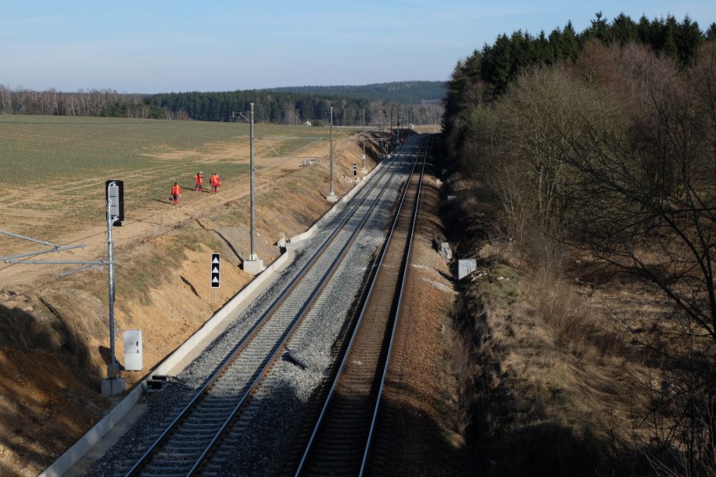 Tra . 250 z nadjezdu poln cesty u rybnk u Rousmrova, pohled smr Brno, 23. 3. 2015