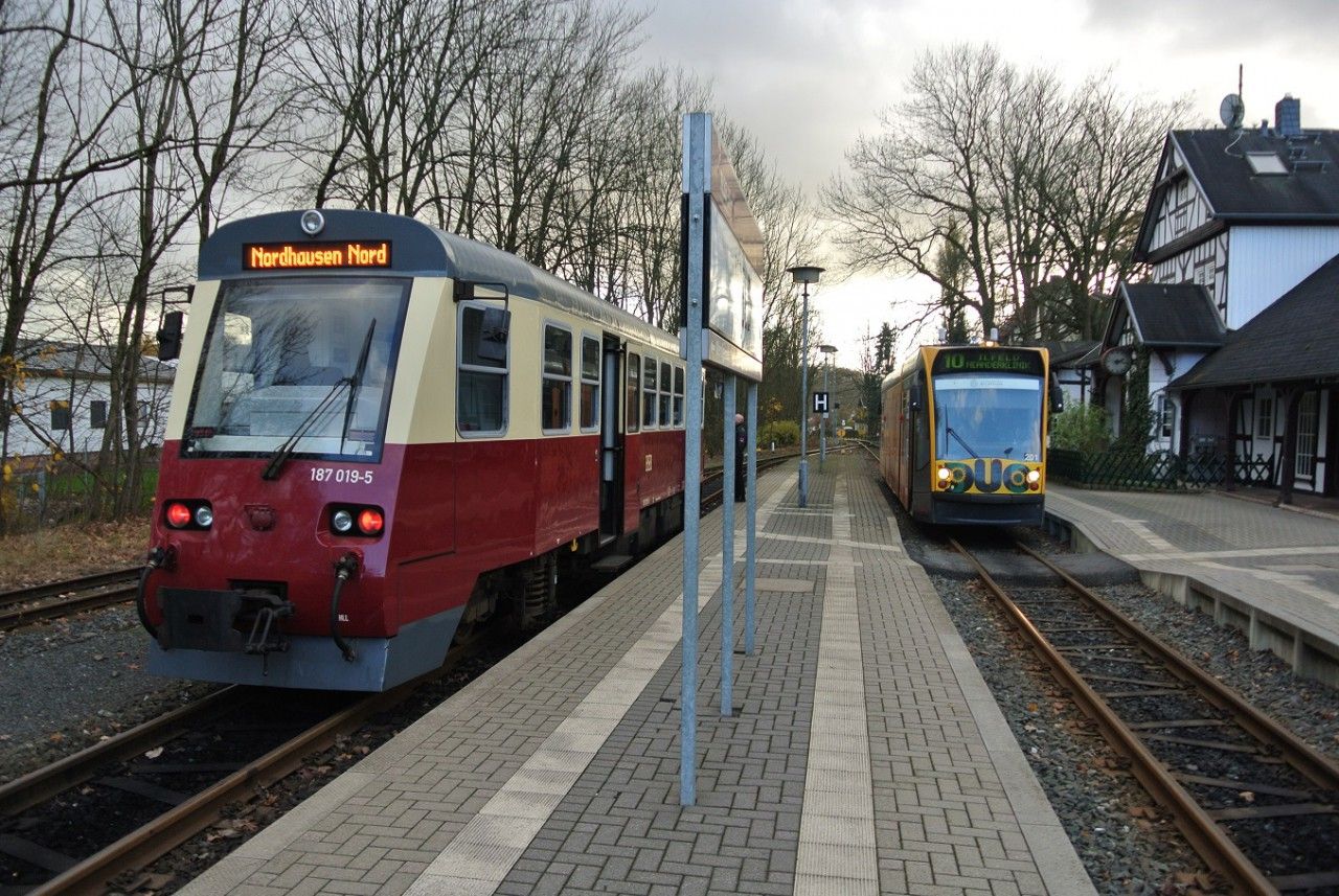 K�i�ujeme se s �zkorozchodn�m motorov�m vlakem