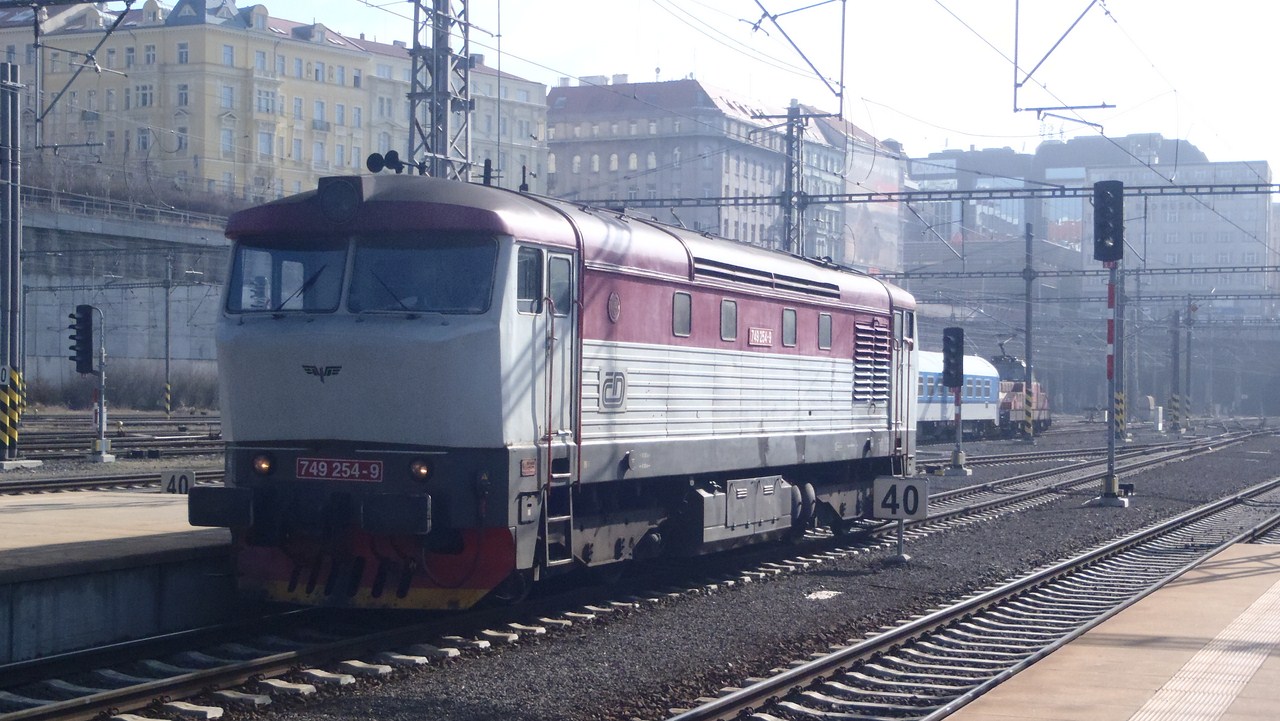749 254-9 posunuje ve stanic Praha hl.n.