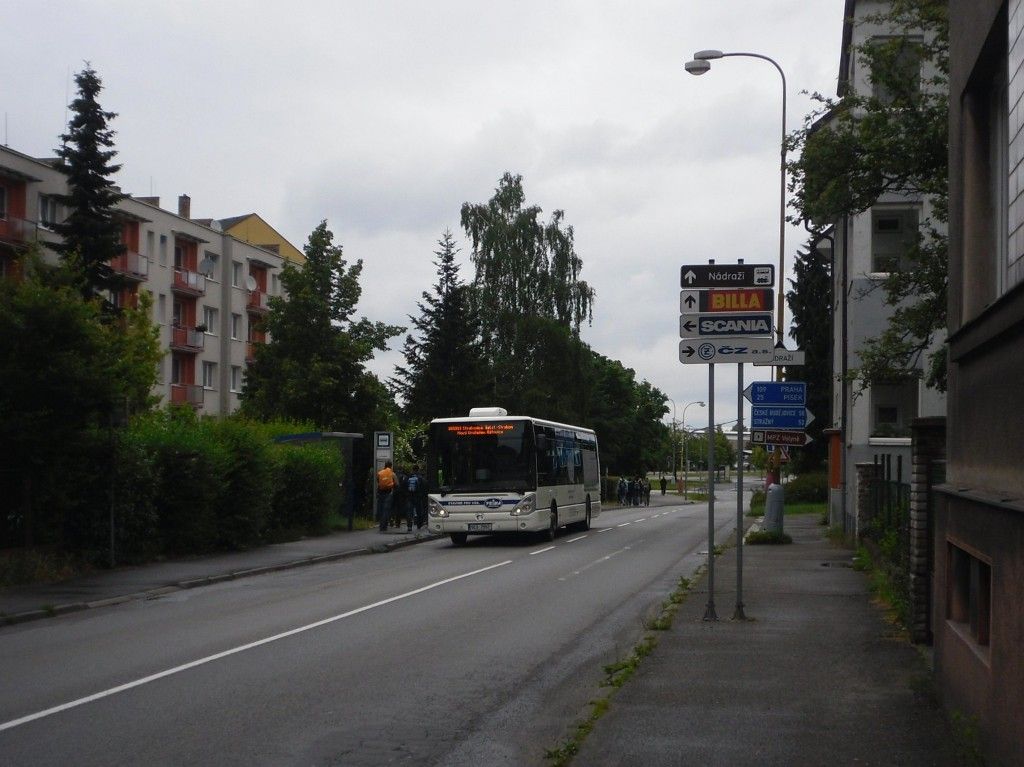 Zast�vka U Dud�ka. Z nepochopiteln�ch d�vod� j� linka �. 3 neobsluhuje, i kdy� p�es n� proj�d�.