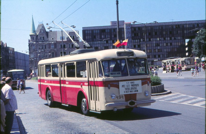 494 na M�r�ku, v pozad� vystav�n� jedna ze 14Tr.