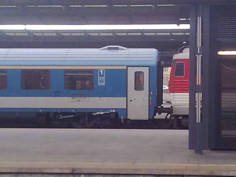 Oznaceni vozu MAV-Start (jedouciho pod hlavickou CD) v Praze na hlavnim