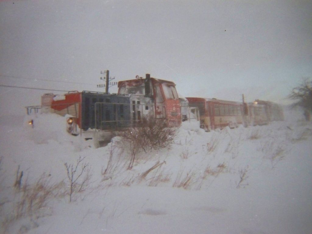 714 220 a uvznut pi snhov kalamit v lednu 2000 vzadu je vidt Bara kter jela vlak vyprostit