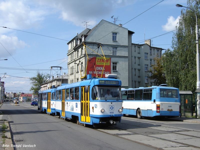 Pestup z tramvaje na NAD na zastvce editelstv Vtkovic.