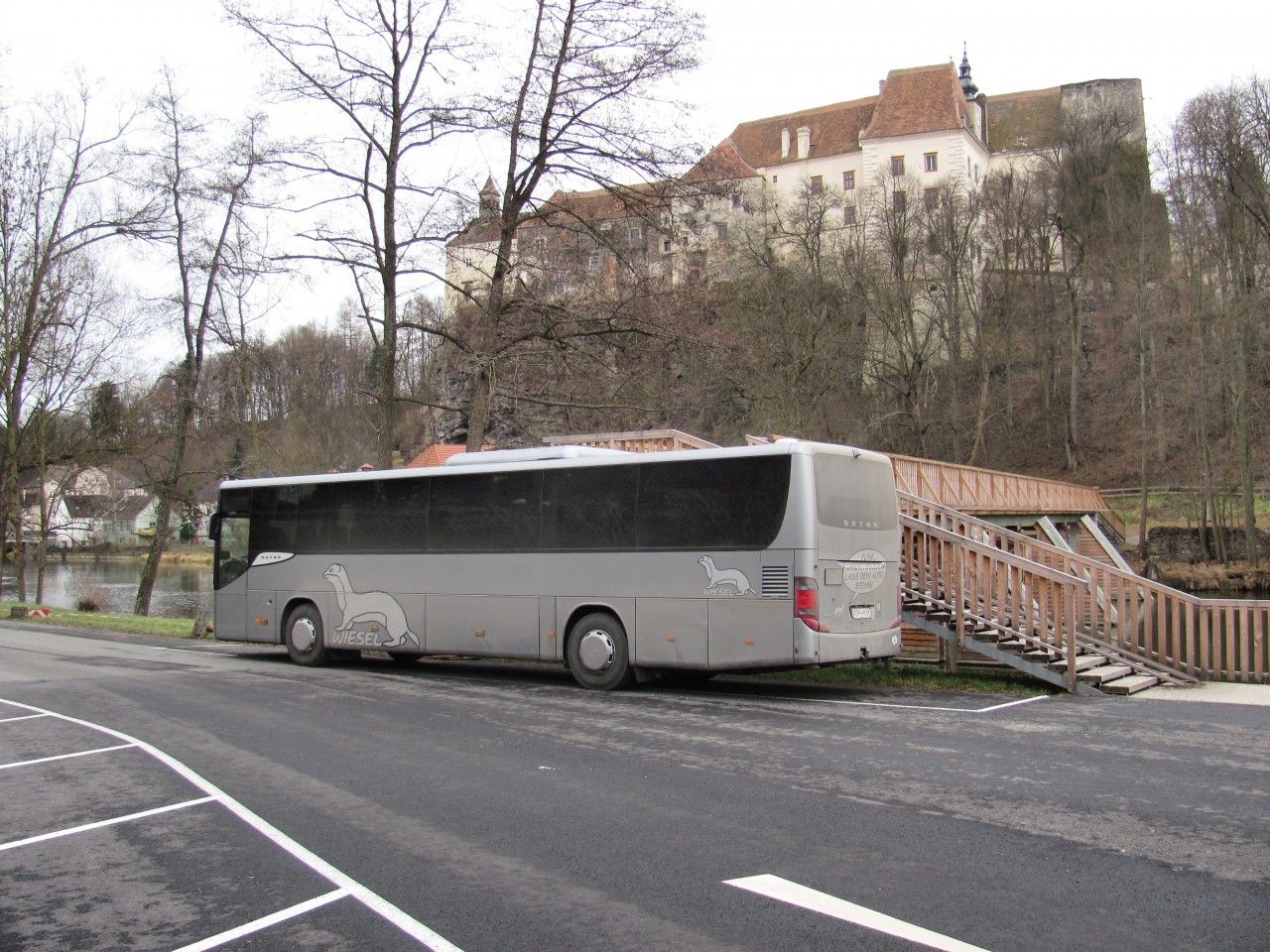 Autobus linky Tel - Raabs (zavedena od 12/2011) na behu Dyje pod raabsskm hradem