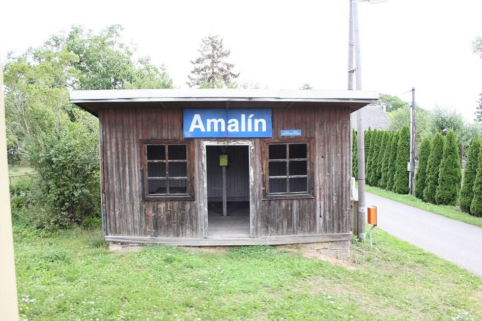 Historick snmek - pvodn a ji zbouran budova zastvky Amaln