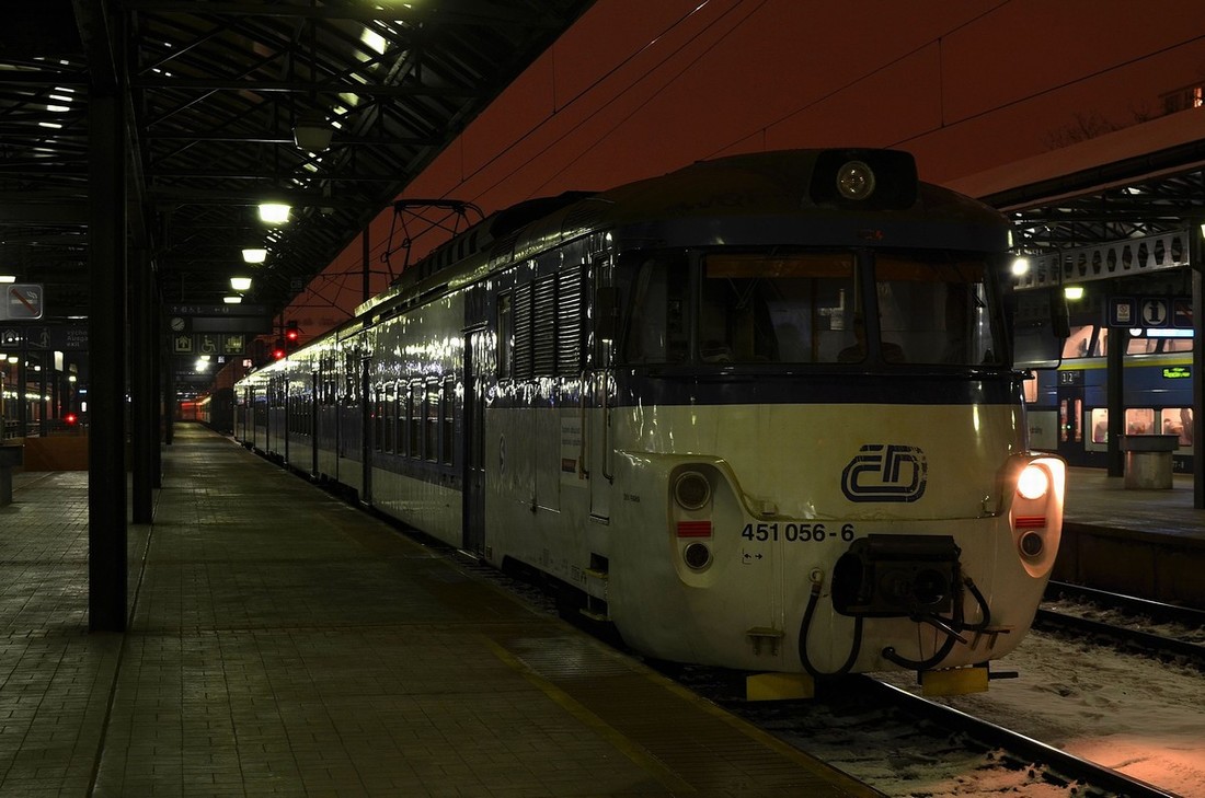 451.056/098 po vlaku 2558 za okamik odjede na ONJ. Praha hl.n. 16. 1. 2013