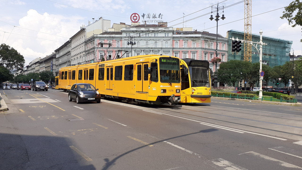 Setkn tramvaje (vpravo) a soupravy pro linku metra . 1 (vlevo)