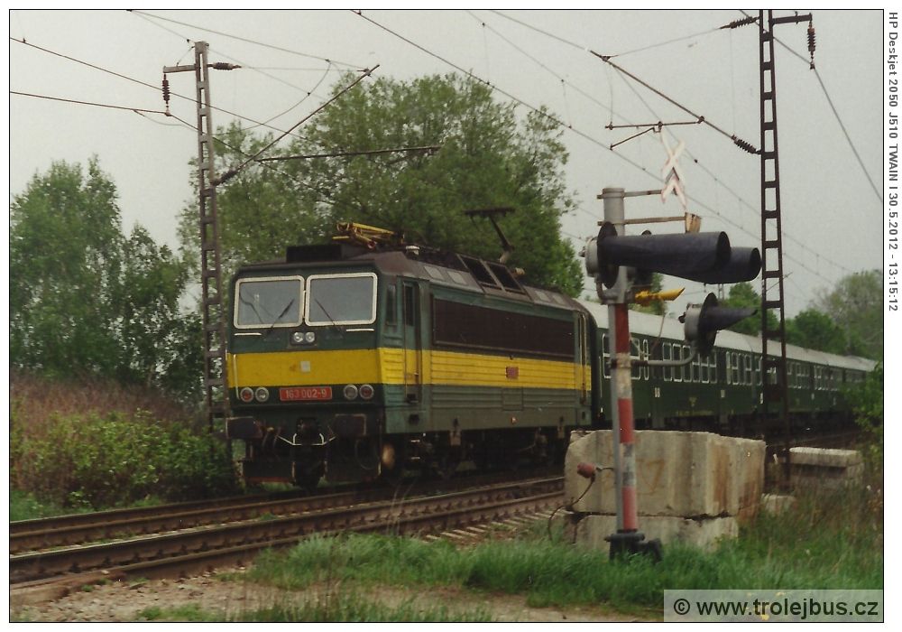 163.002-9, asi nkde na trati 010, kvten 1996