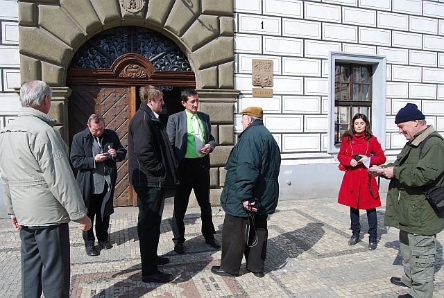 Delegace od radnice a dopravce - a sle�na v �erven�m je m�stn� fanynka do autobus�!!!