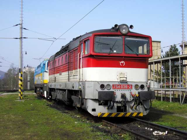trojtrak��kov� 754 036 (v pozad� 750 300), RD Zvolen