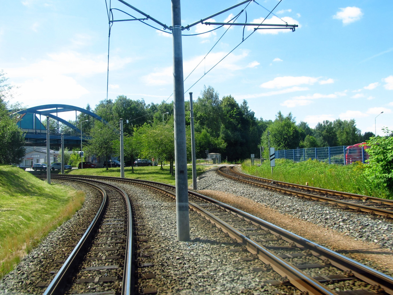 1000mm tram. tra z Neuplanitz (vlevo; + t el. most trat z Aue), vpravo spojka smr Zwickau Hbf.