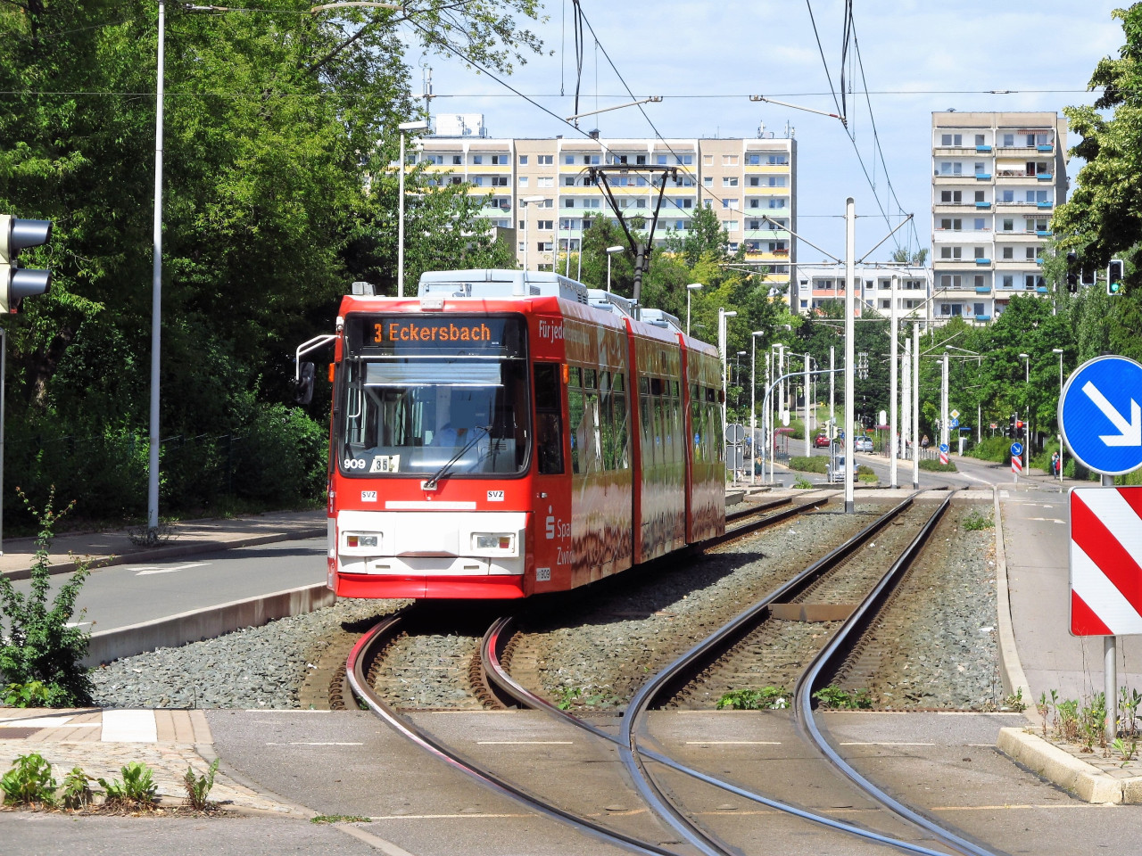Tram. ped konenou Neuplanitz; 11patrov panelk v pozad vpravo zbourn v r. 2020**
