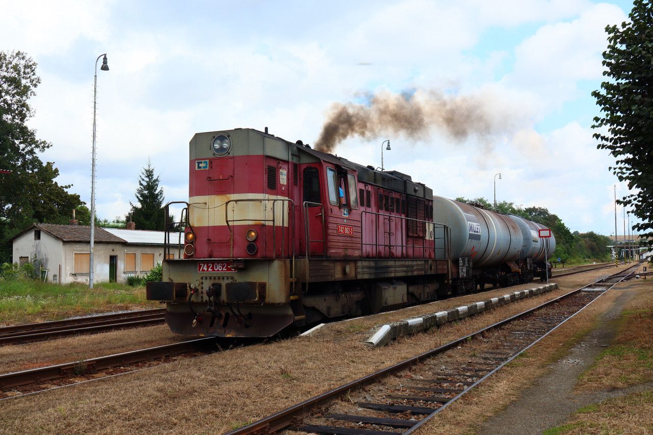Obsluha vleky lihovaru v st. Chrudim Msto lokomotivou 742.062 D Cargo