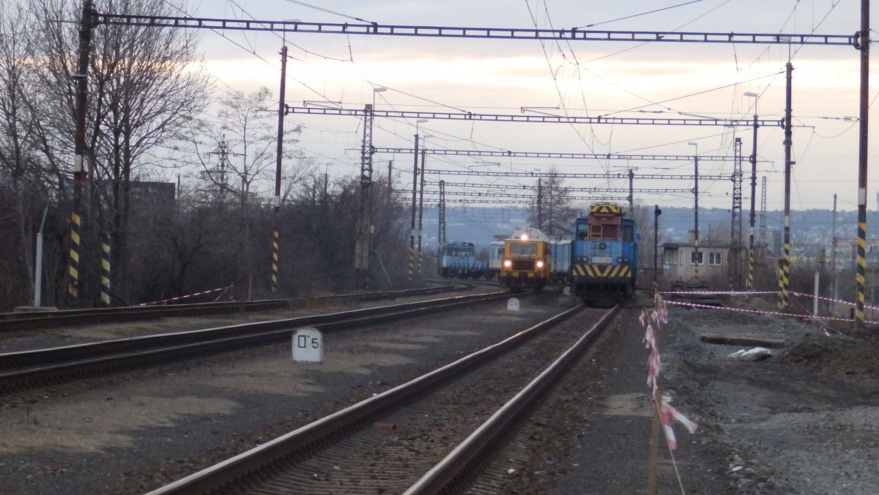 Ɏeti p�ipraveni na st�ede�n� a �tvrte�n� demont� trakce na kolejemi 103, 104 29.1.2019