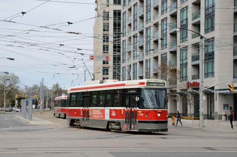 M�jen� dvou voz� na k�i�ovatce Fleet Street a Bathurst Street