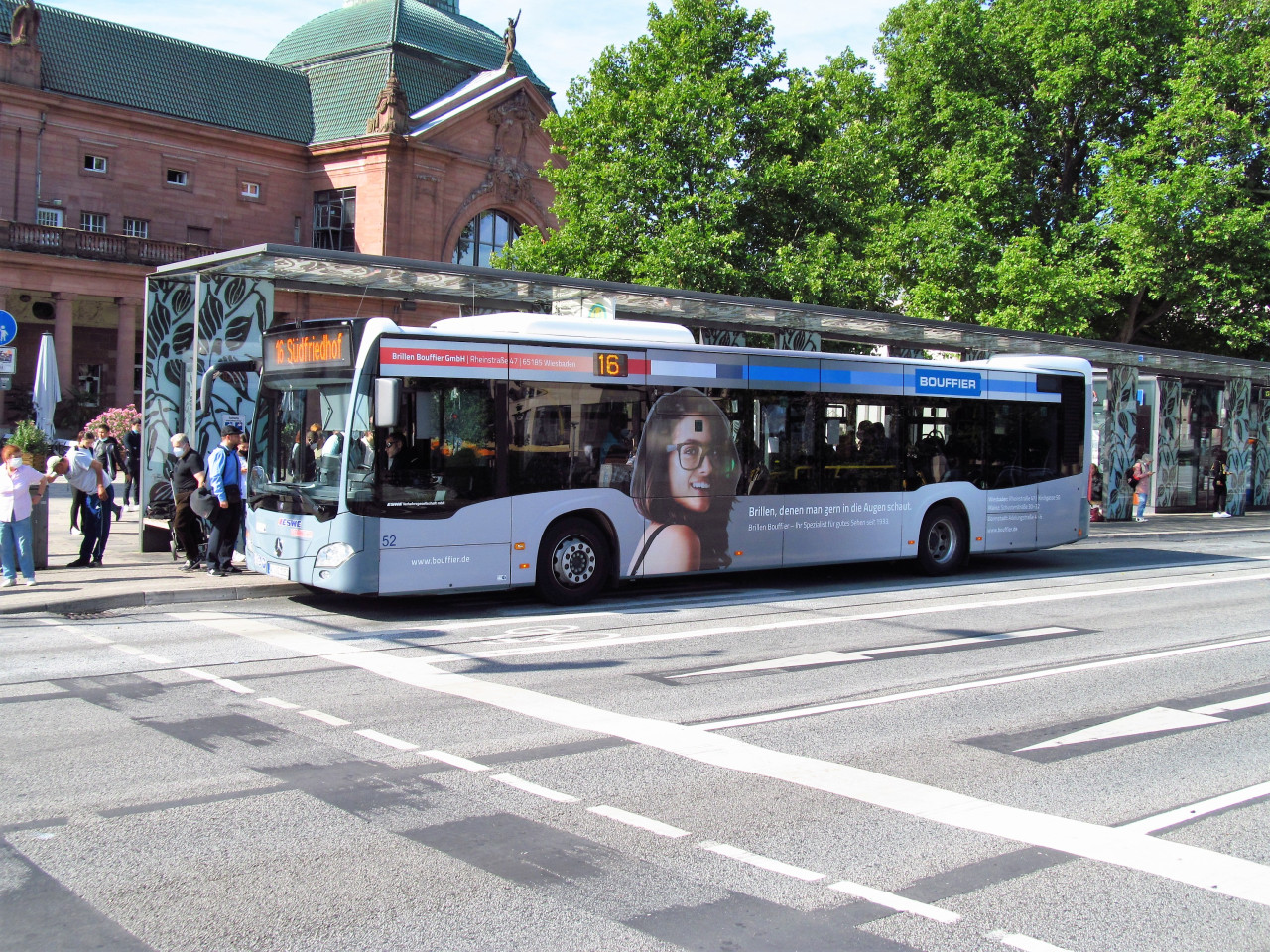 Autobus MHD (jezd zde velmi asto + kloubov; inu, chyb tram) ped ndram