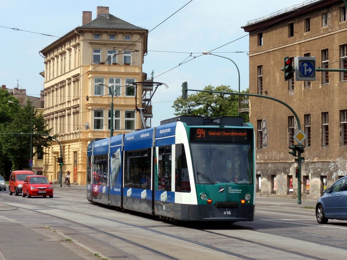 Combino 416 odbo�uje na jednokolejnou tra� k z�mku Charlottenhof