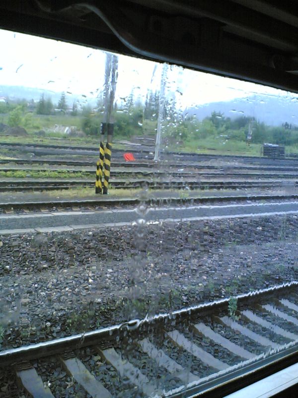 rychlik Plzen-Praha 22.5.2009 - prselo skrz zavrena okna - voda tece po skle zevnitr