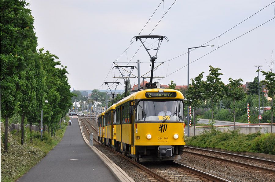 Troje s elnm vozem 224 246 ve stoupn mezi zastvkami Semmelweissstrasse a Burgkstrasse