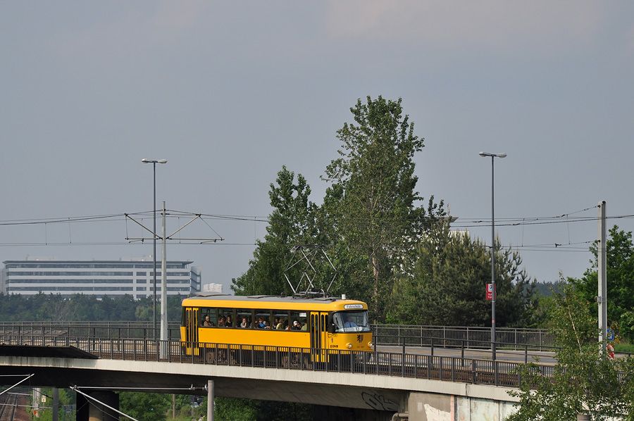 Fahrschulwagen na most pes el. tra, po kter jezd nap. S-Bahn na letit nebo RE do Liberce