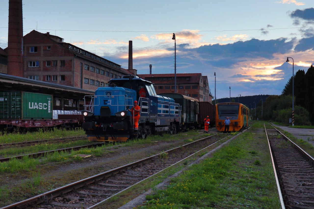 Lokomotiva 744.114 s vlakem Mn 82320 (Brno Malomice - Velk Opatovice) posunuje ve V. Opatovicch
