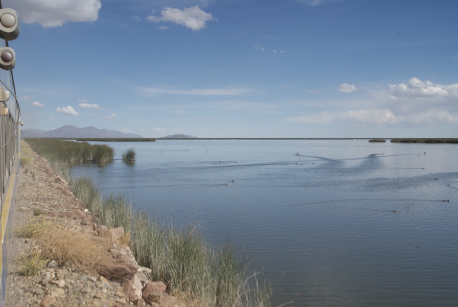 Za Orurem je tra vedena po nspu pes jezero.