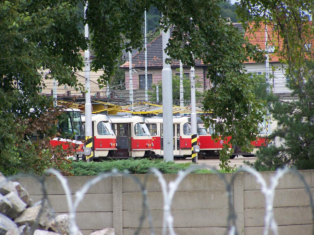 8098 a vedle 8052 - 25 - Vozovna Hloub�t�n - 15.9.2012.