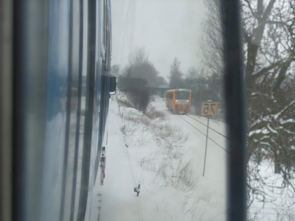Pohled zptnm zrctkem na Regipnovu v ele vlaku 24810 dne 9.1.2010
