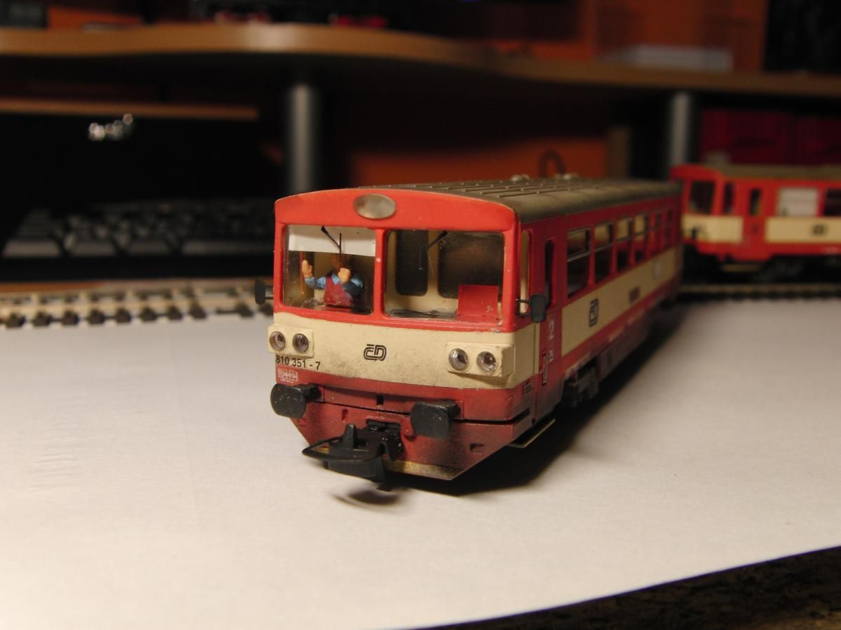 810