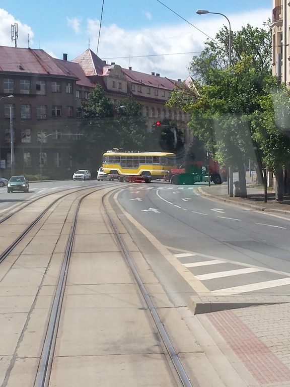 Pevoz tramvaje . 322 z vozovny na Karlov, Plze, nm. Mru, 7.6.2017