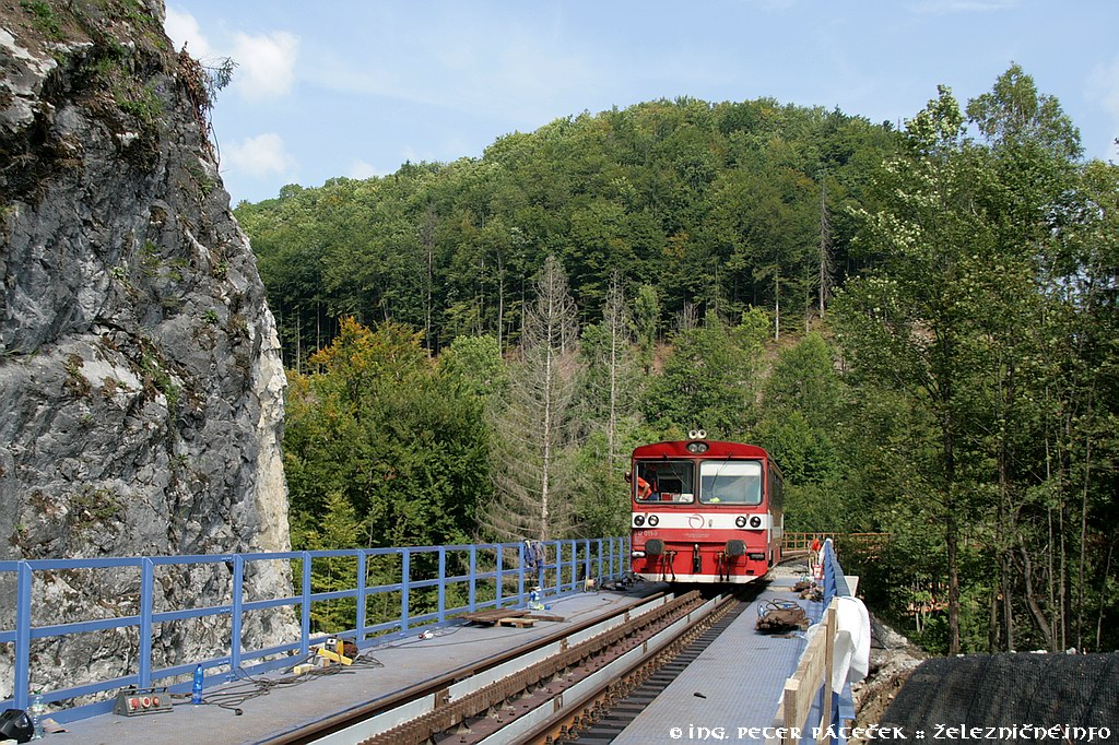 Osobn vlak z Brezna do Tisovca pomaly vchdza na nov most.