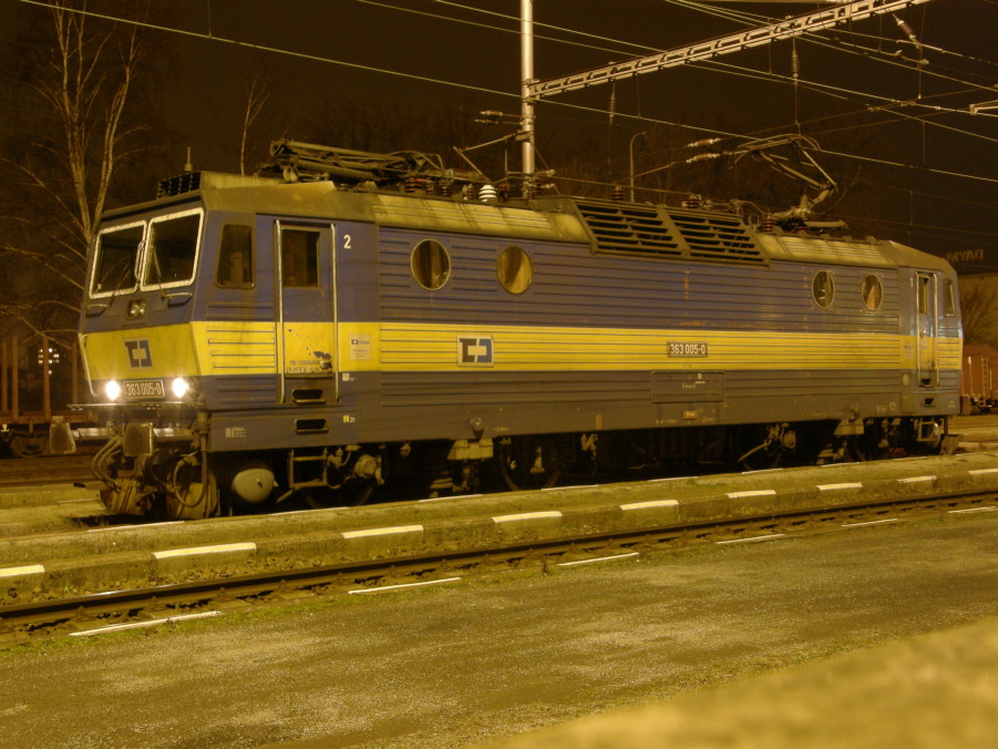 363 005-0 si přijela Lv do stanice Děčín východ pro svůj vlak (47313), 20.12.2011