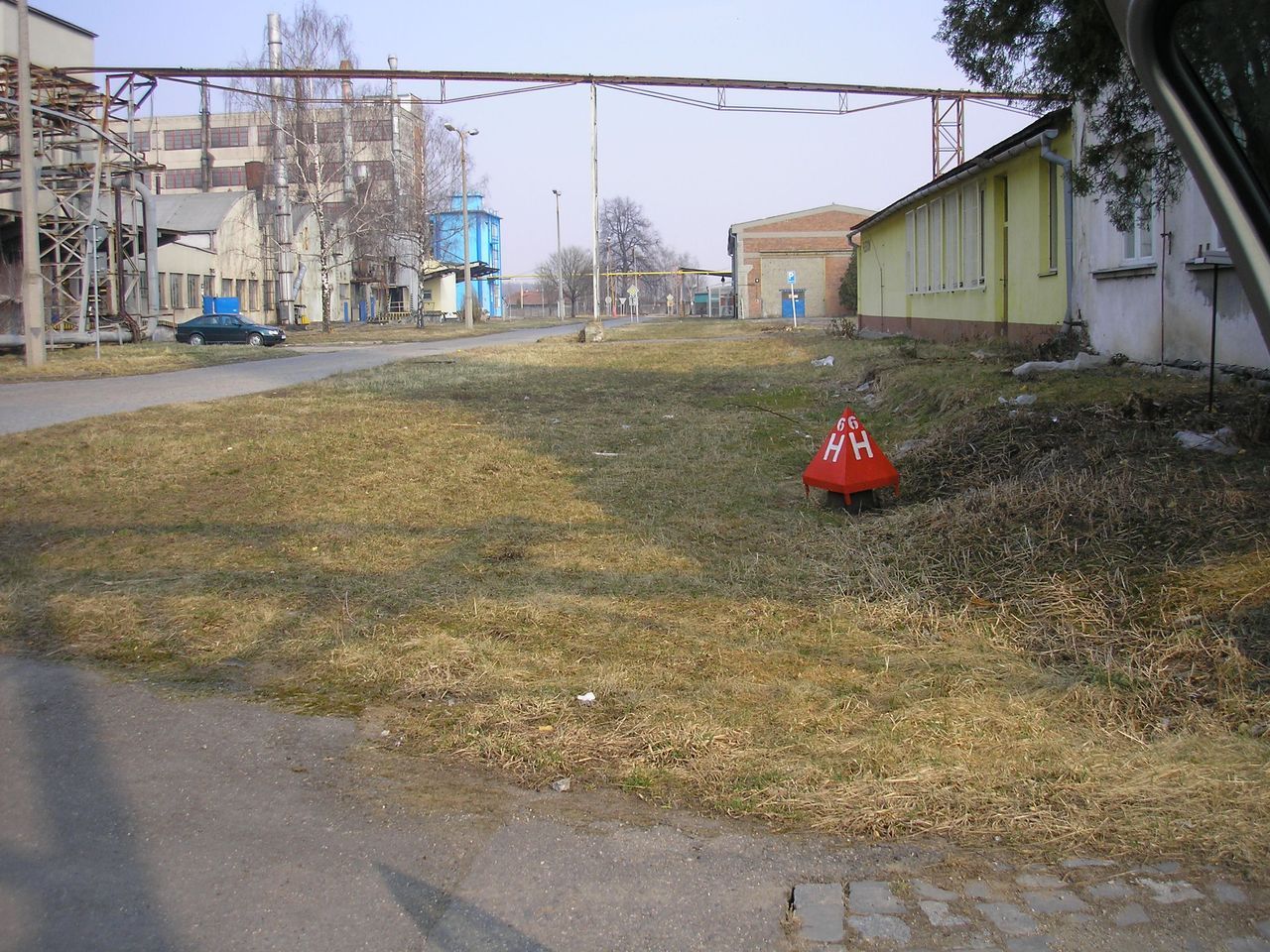 ..zde u� koleje chyb�, cca 1/2 je bu� vytrh�na nebo nep��stupna