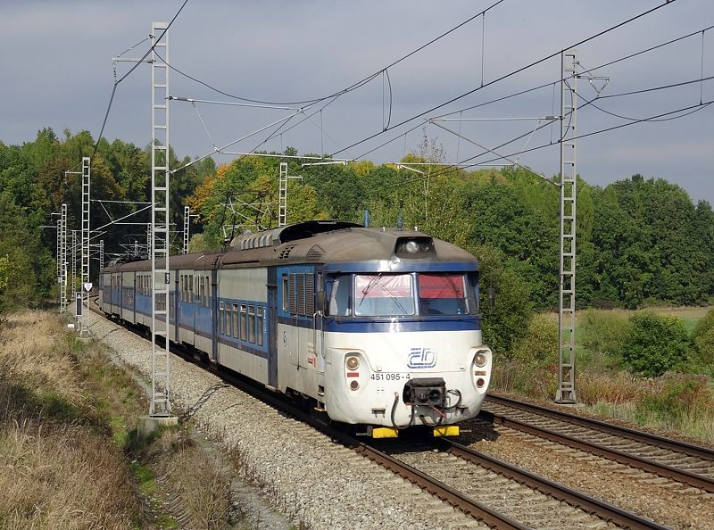 451 095-4 Mra� - Bene�ov u Prahy