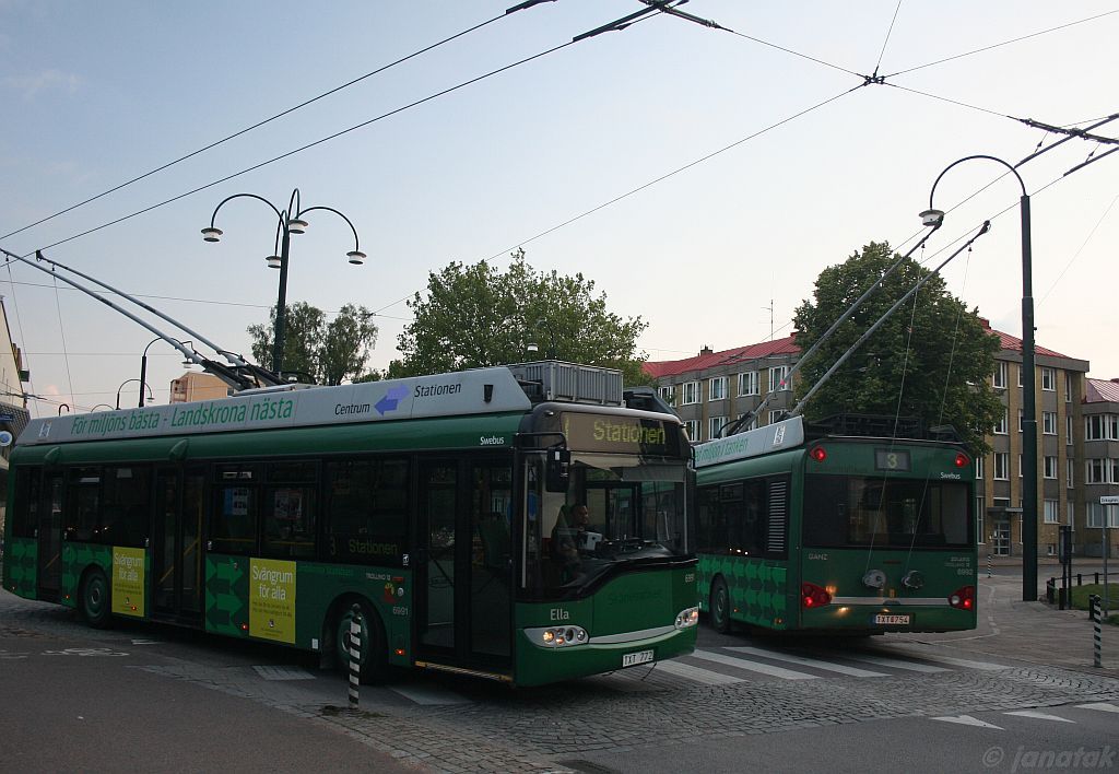 Dv� t�etiny trolejbusov�ho parku se potkalo na kruh��i v bl�zkosti ulice Norra Infartsgatan