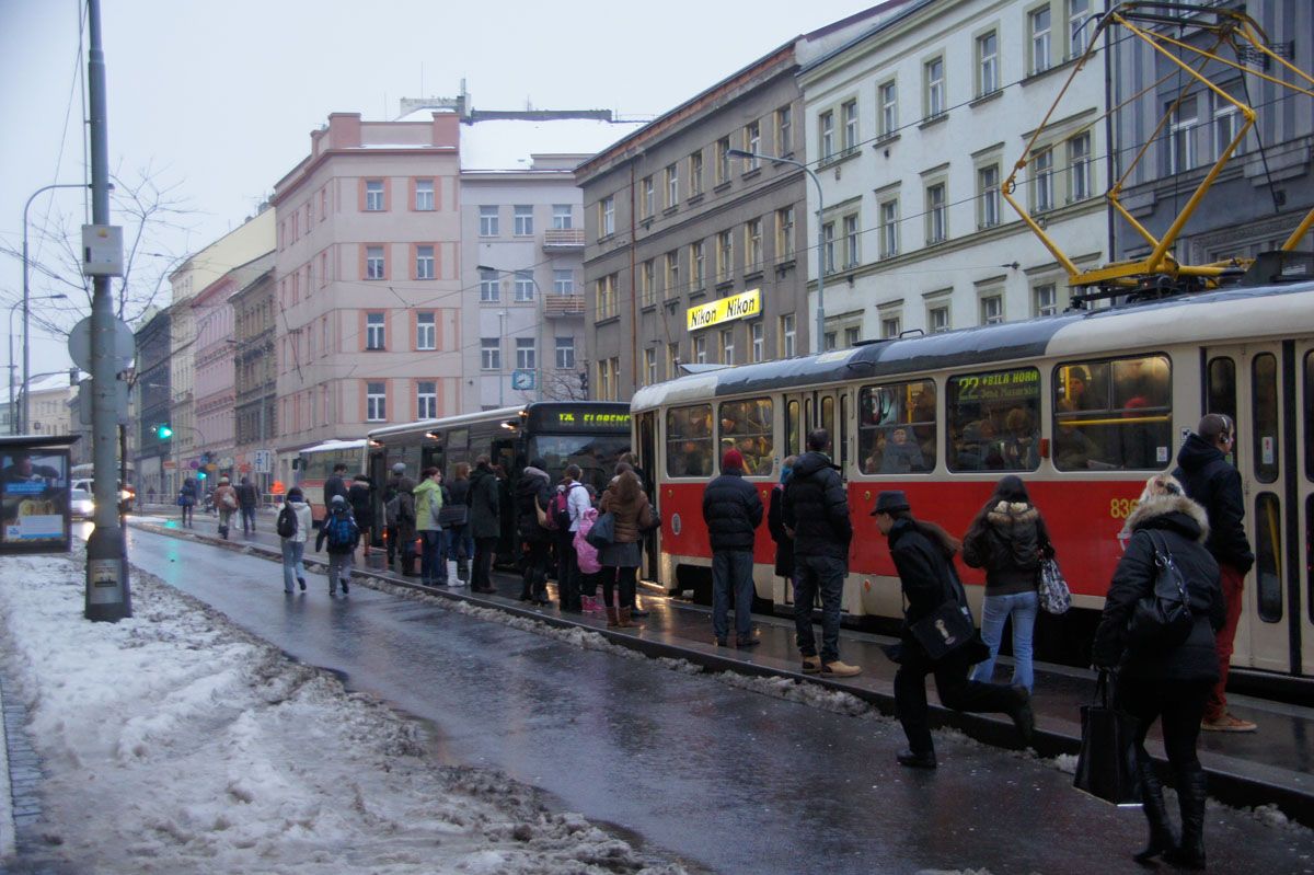 1. dva vozy vl��ku nepob�raj�, a v�t�ina P.T. obecenstva mus� z�stat na ref�i