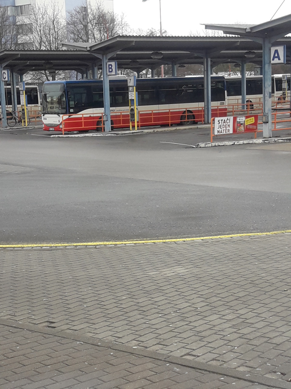 SAD UH m njak nov autobus s PID ntrem... A pitom se mi povedlo vyfotit tmatickou reklamu :D