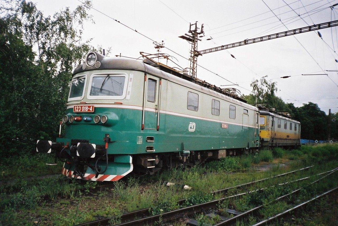 123.018 & 121.050 odstaven u nkl. ndra v Chomutov, 8.6.2002